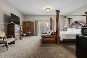 Suite, 1 King Bed with Sofa bed (Suite 3) | Individually decorated, individually furnished, iron/ironing board