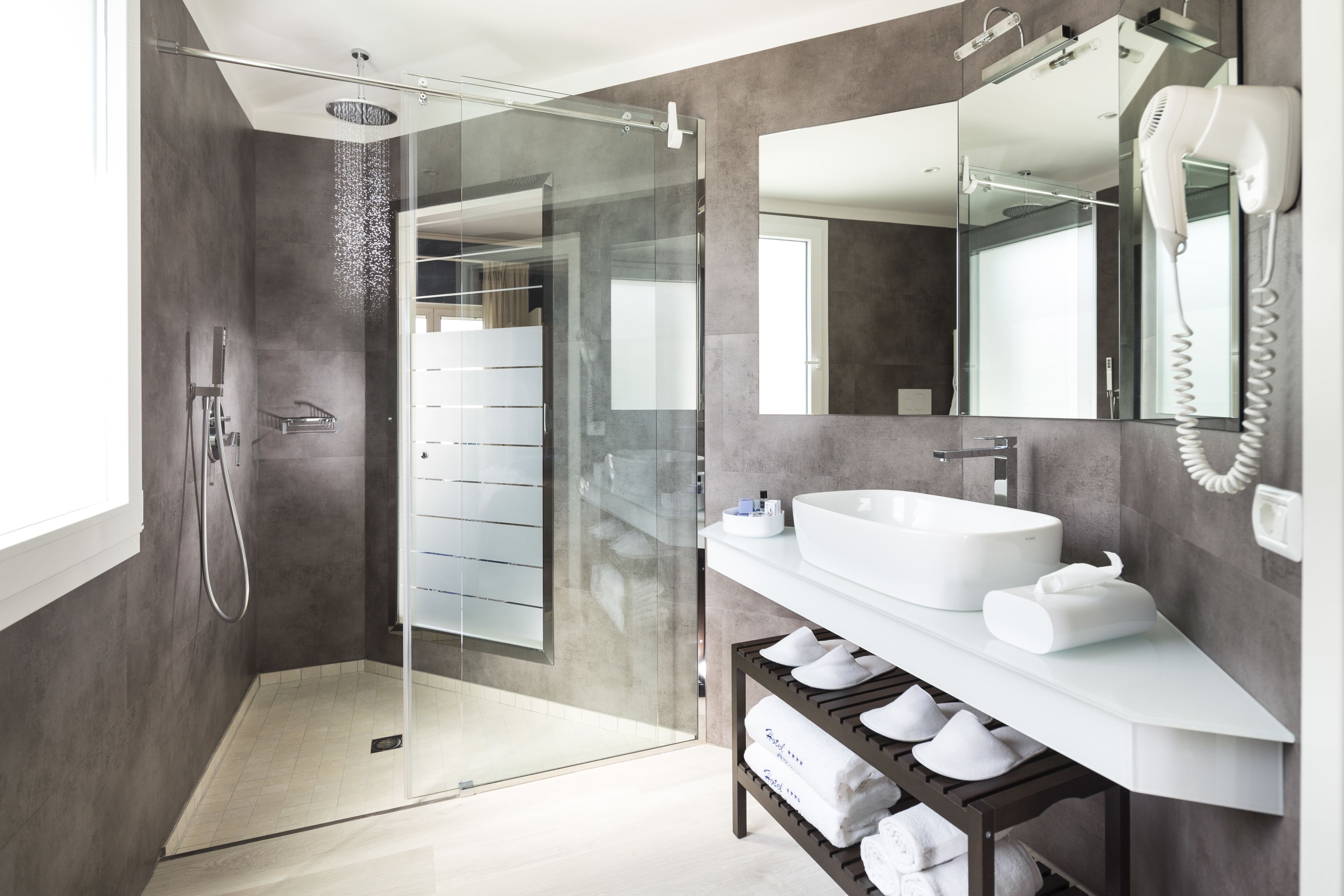 suite | bathroom | free toiletries, hair dryer, bidet, towels