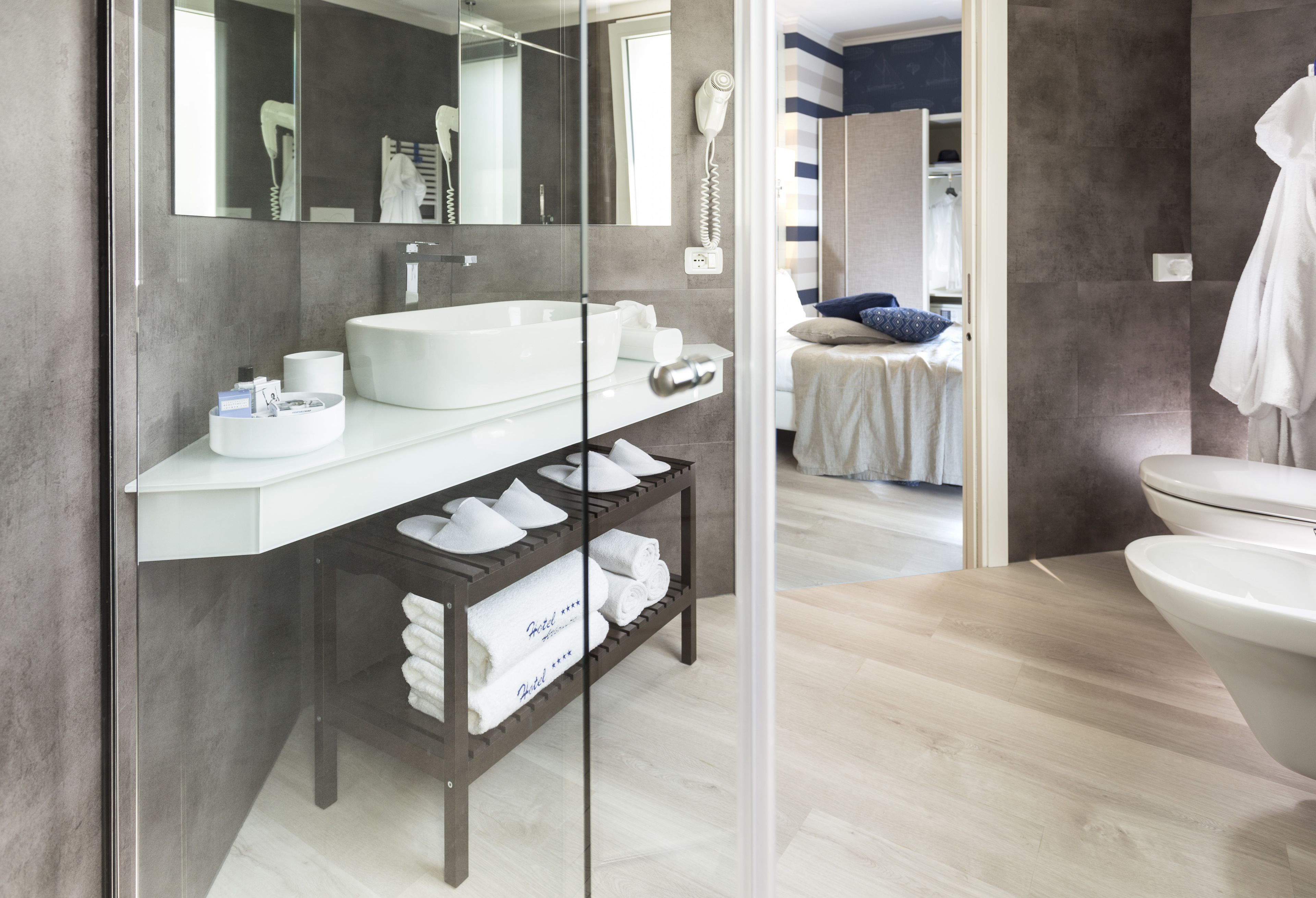 suite | bathroom | free toiletries, hair dryer, bidet, towels