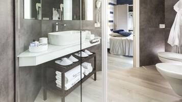 Suite | Baño | Artículos de higiene personal gratuitos, secador de pelo, bidé y toallas
