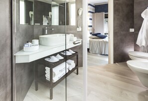 Suite | Bathroom | Free toiletries, hair dryer, bidet, towels - Hotel Atlantic Riviera (Misano Adriatico)