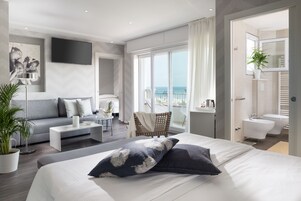 Minibar, caja de seguridad en la habitación y escritorio