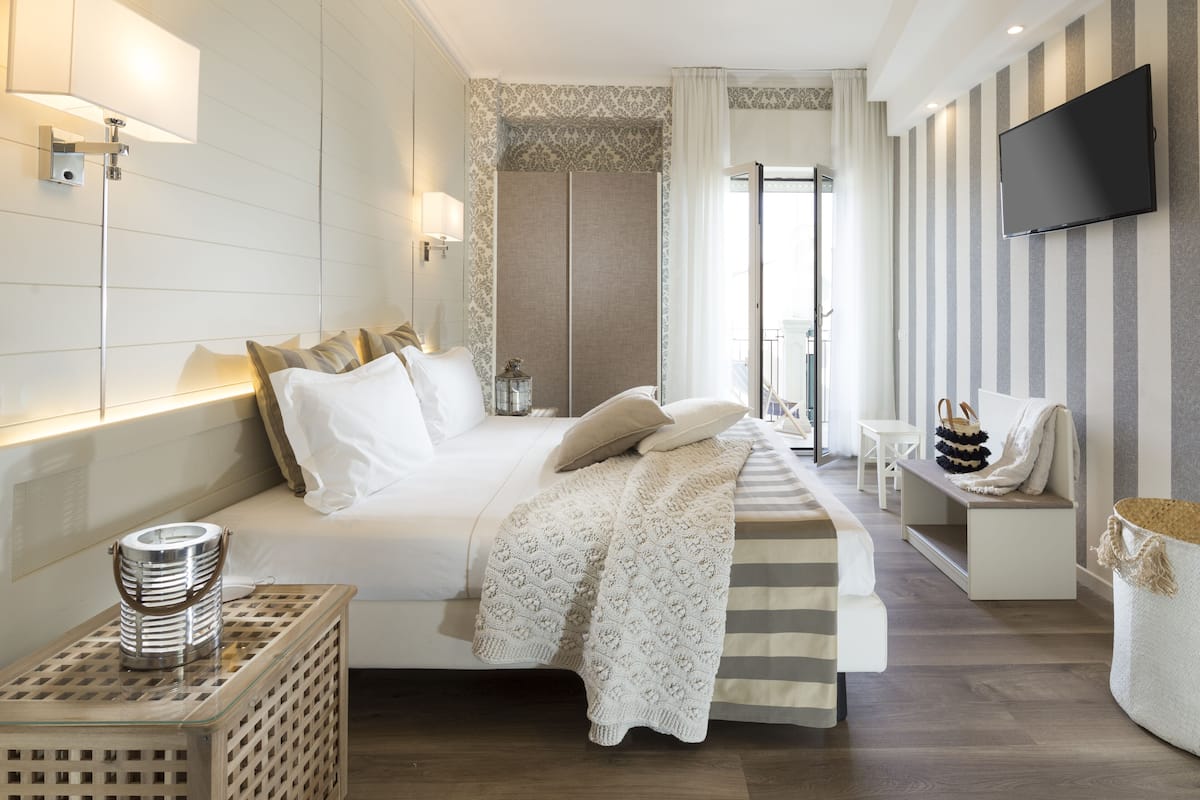 suite | minibar, in-room safe, desk, soundproofing