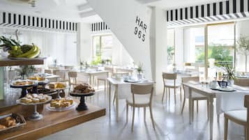 Frühstück, Mittagessen, Abendessen, lokale Küche