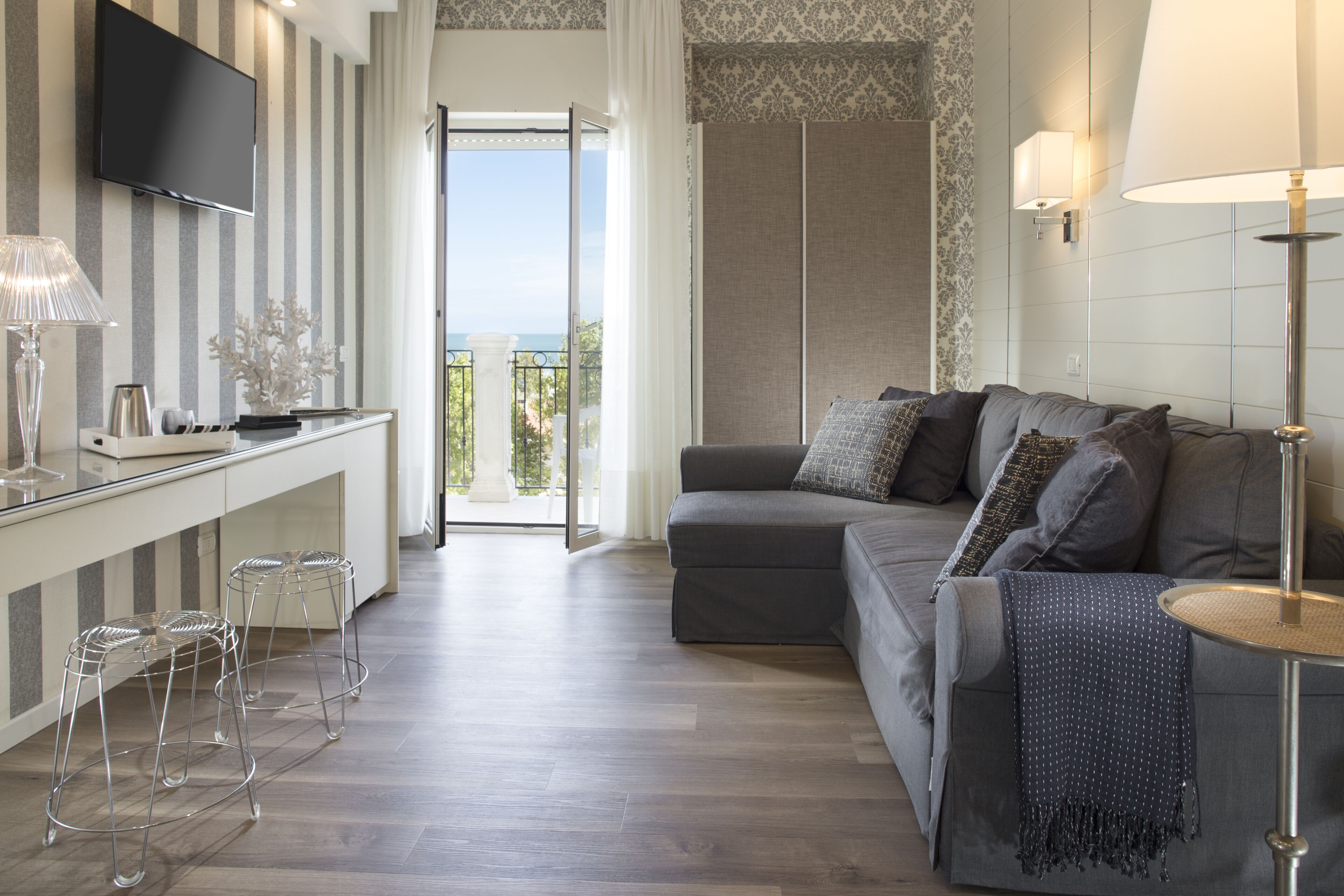 suite | minibar, in-room safe, desk, soundproofing