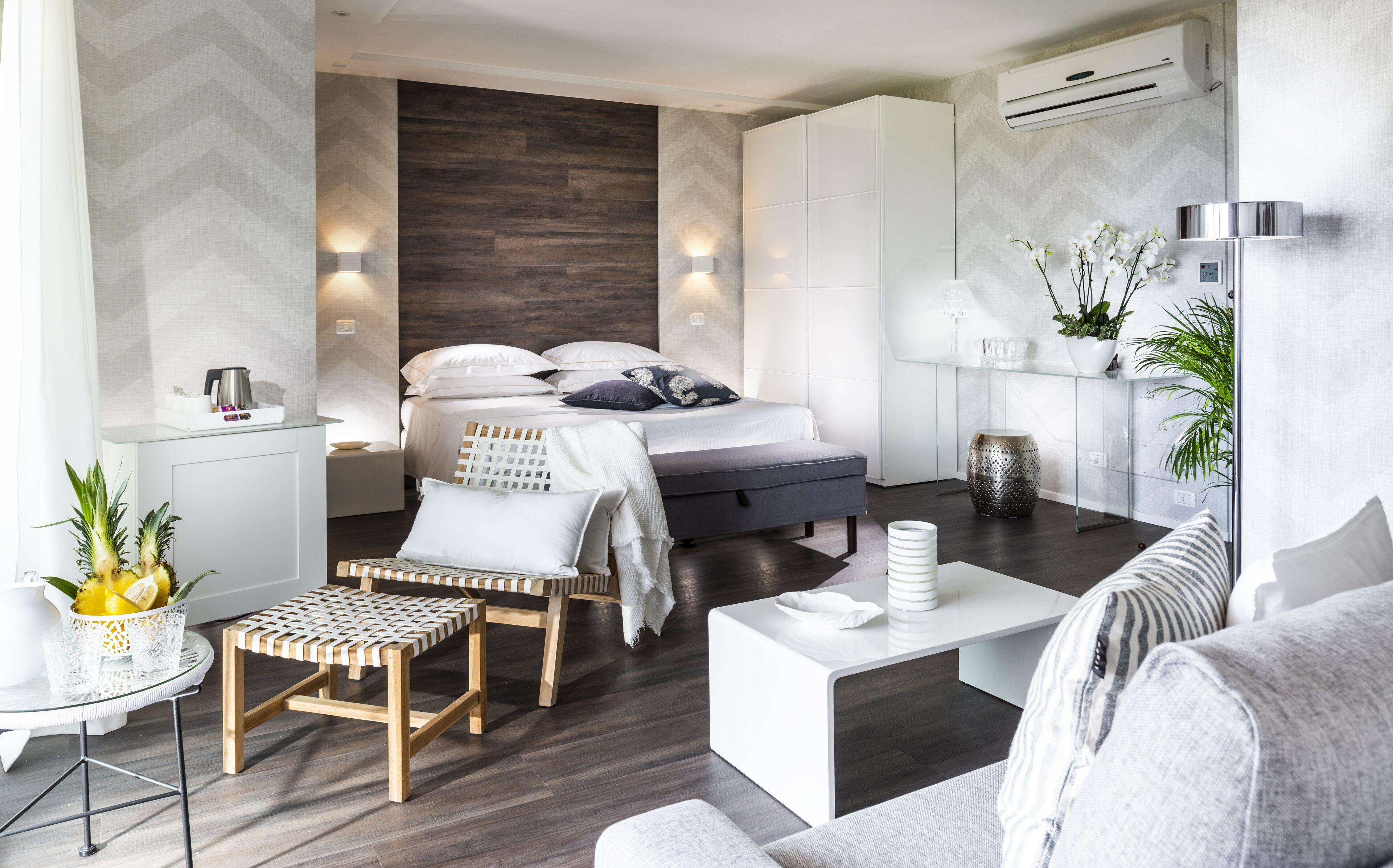 suite | minibar, in-room safe, desk, soundproofing