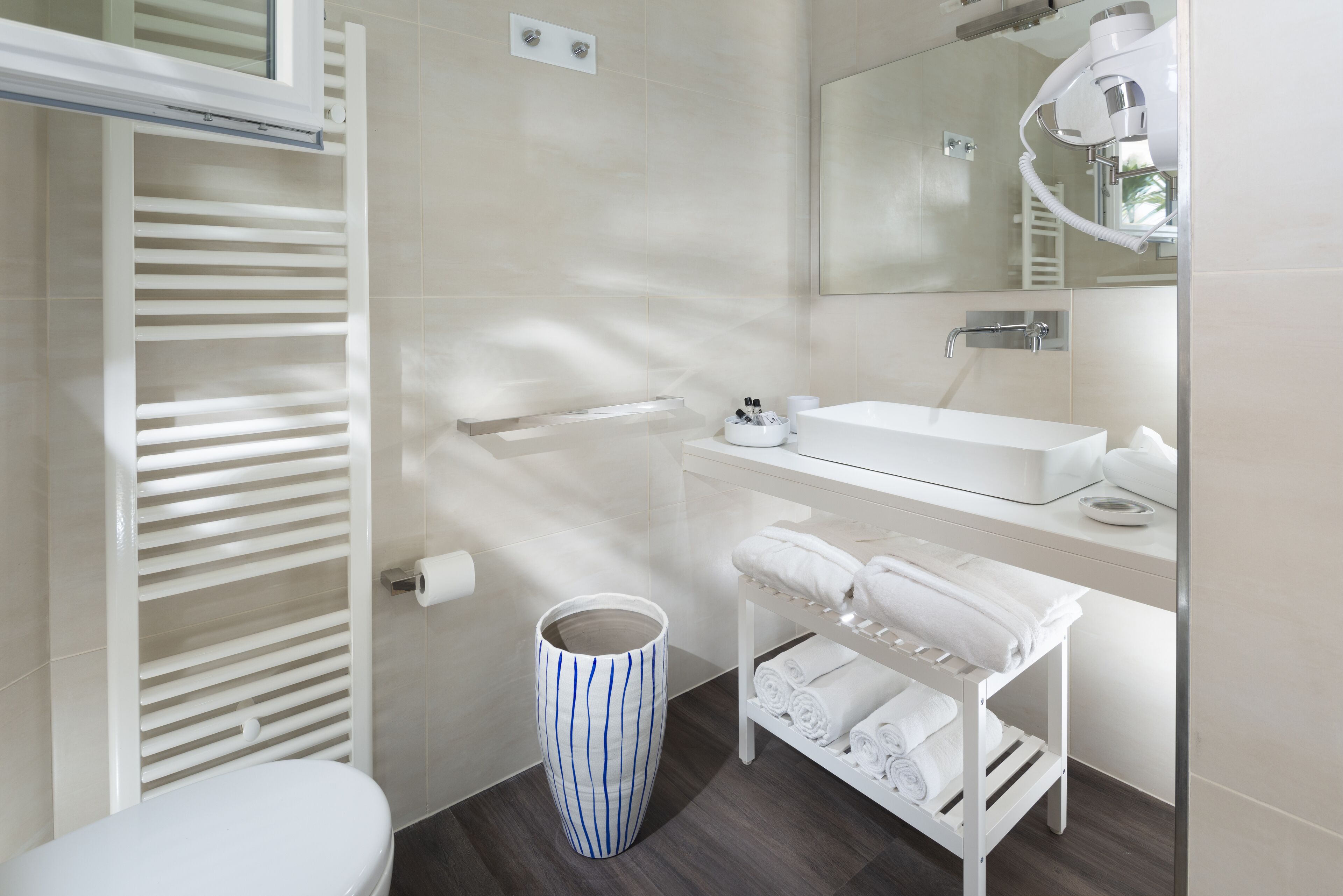 suite | bathroom | free toiletries, hair dryer, bidet, towels