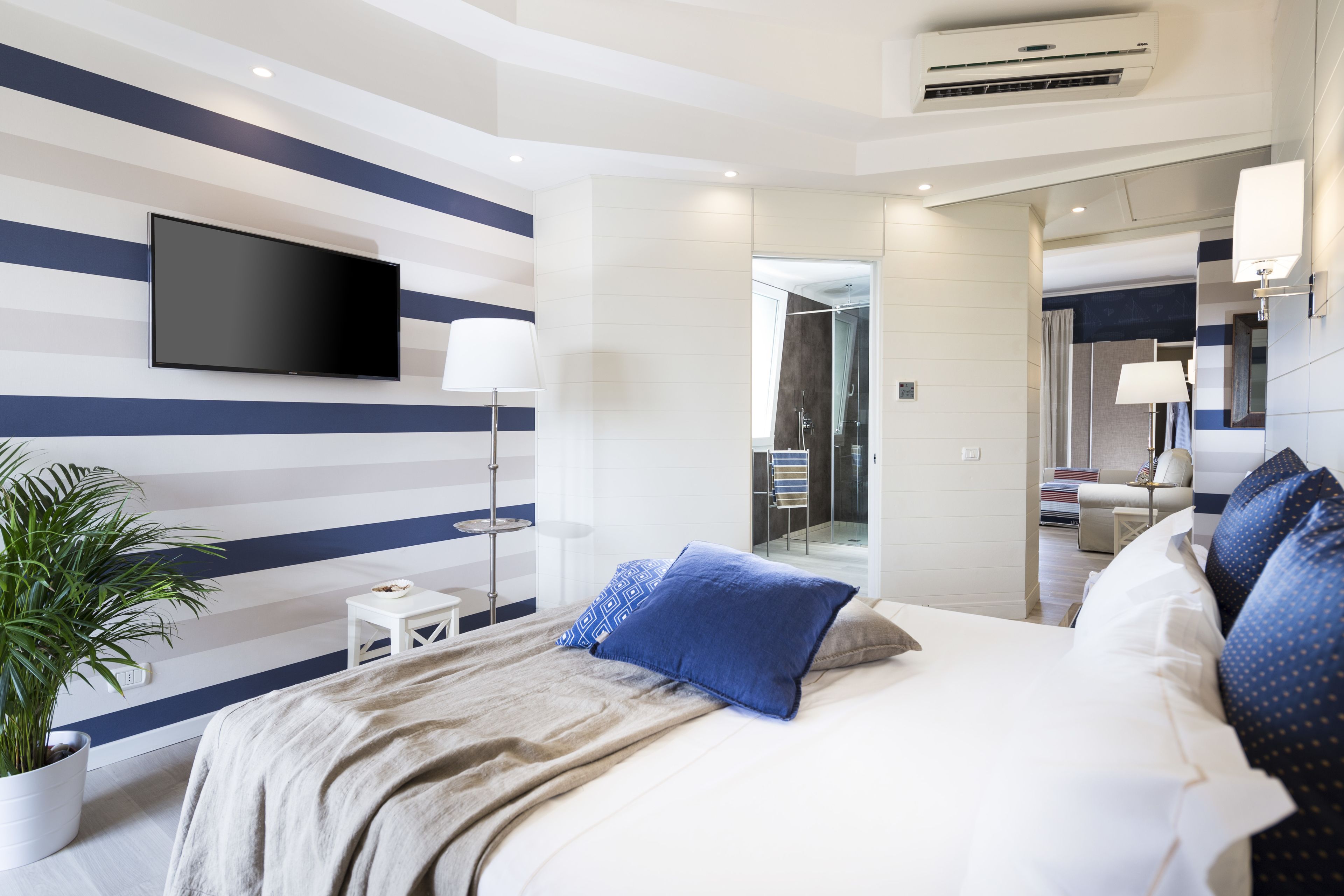 suite | minibar, in-room safe, desk, soundproofing