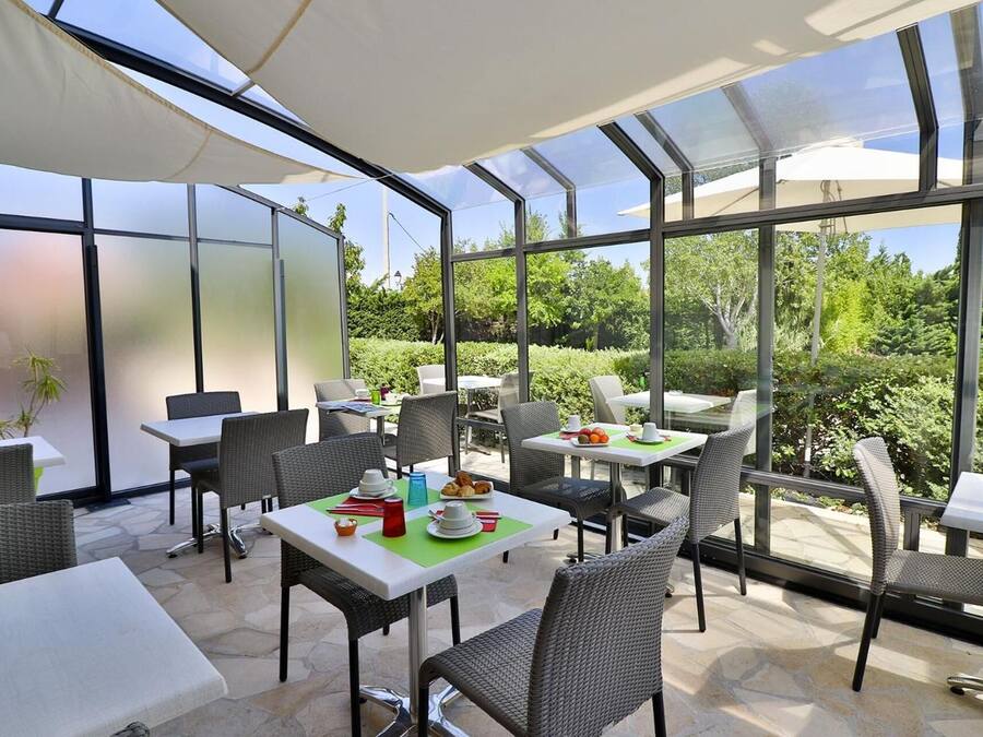 Lunch and dinner served