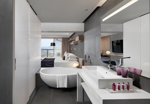 Cramim Mountain View | Salle de bain | Articles de toilette de luxe, sèche-cheveux, peignoirs, chaussons