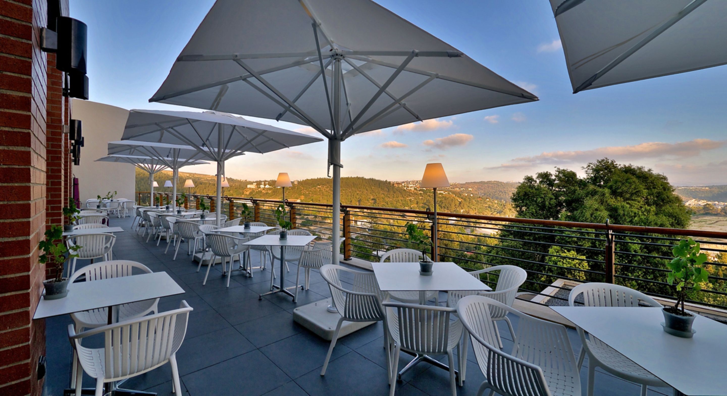 Se sirven desayunos y cenas; con mesas al aire libre 
