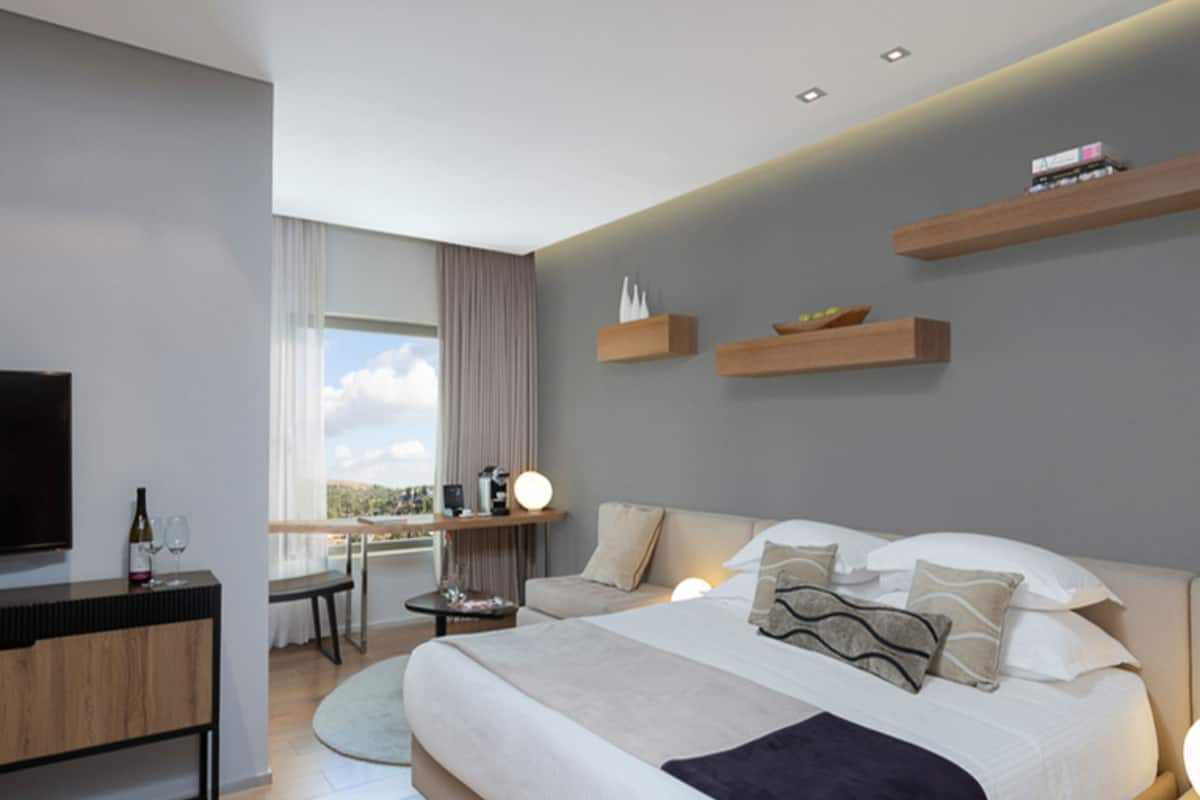 Ropa de cama de alta calidad, colchones con pillow-top y minibar