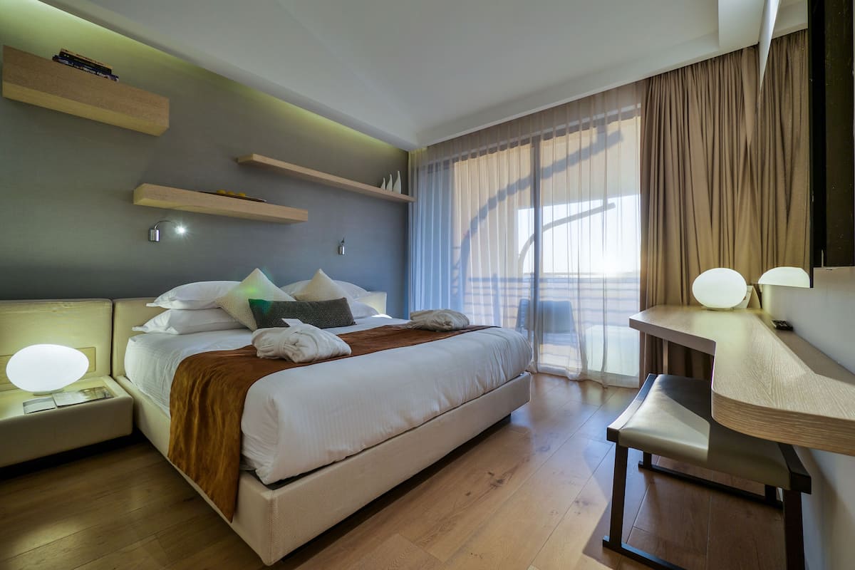 Standard cramim room | 高档床上用品、加厚床垫、迷你吧、客房内保险箱