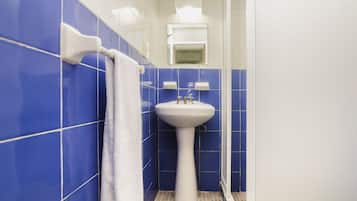 Ducha, artículos de tocador gratuitos, toallas, shampoo