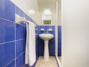 Een douche, gratis toiletartikelen, handdoeken, shampoo