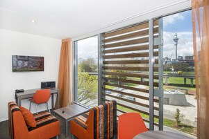 Apartment, 1 Schlafzimmer | Wohnbereich | Flachbildfernseher, iPod-Dockingstation