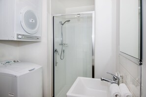 Dusche, Haartrockner, Handtücher