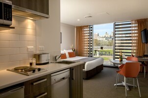 Estudio | Cocina básica privada | Microondas, placa de cocina, lavavajillas y cafetera o tetera