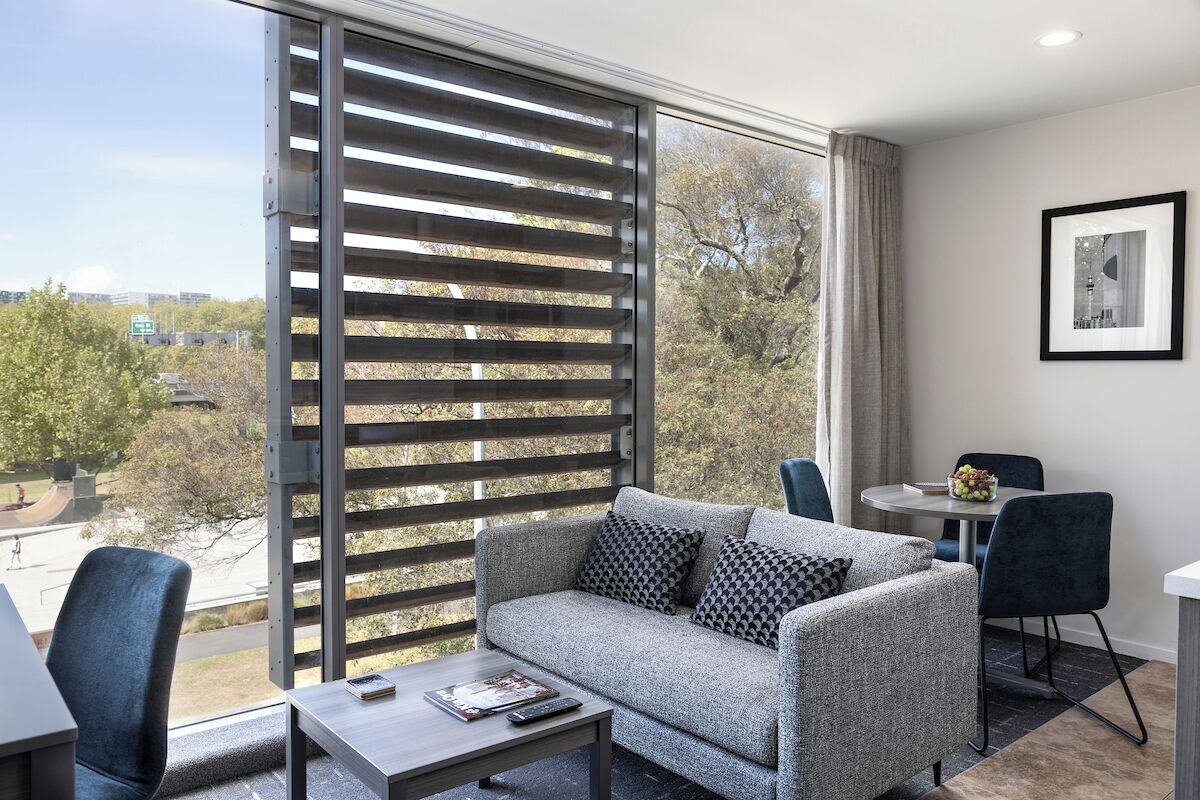 مكتب وتجهيزات عازلة للصوت ومكواة/لوح كي وأسرّة أطفال/رضّع