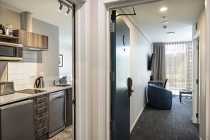 Two Bedroom Apartment | Desk, soundproofing, iron/ironing board, cribs/infant beds - Quest on Beaumont (Auckland)