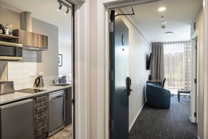 Apartment, 2 Schlafzimmer | Schreibtisch, schallisolierte Zimmer, Bügeleisen/Bügelbrett, Babybetten