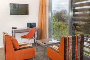 Skrivebord, lydisolert, strykejern/-brett og barnesenger