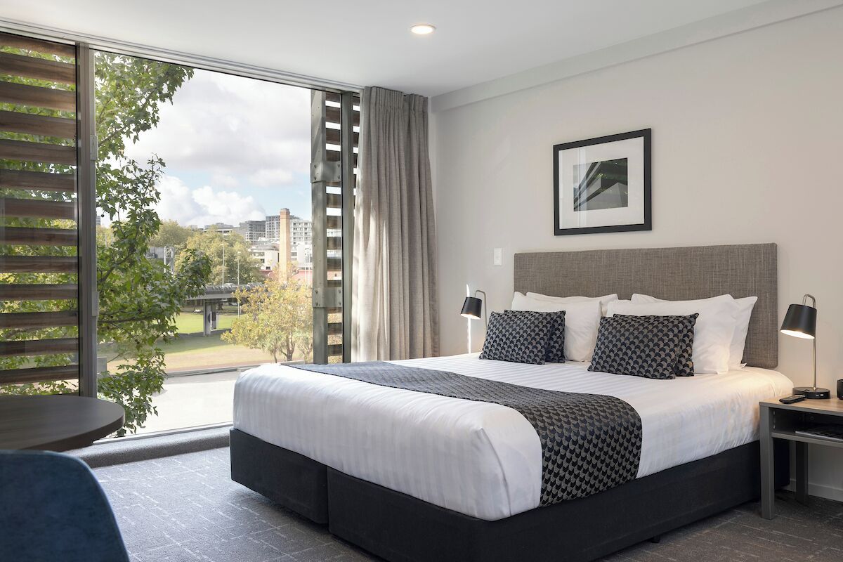 Studio | Desk, soundproofing, iron/ironing board, cribs/infant beds