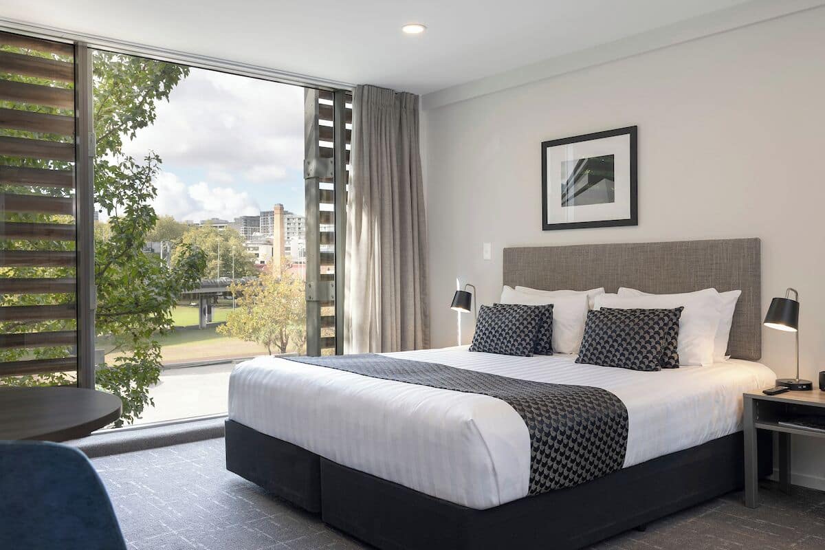 Studio | Desk, soundproofing, iron/ironing board, cribs/infant beds