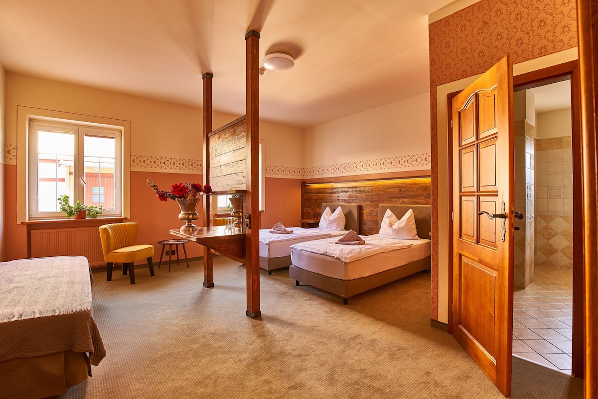 Desk, free WiFi, bed sheets