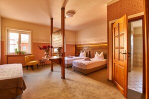 Íróasztal, ingyenes wifi és ágynemű