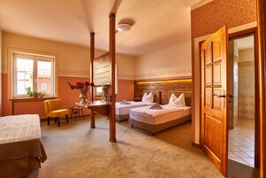 Escritorio, wifi gratis, ropa de cama