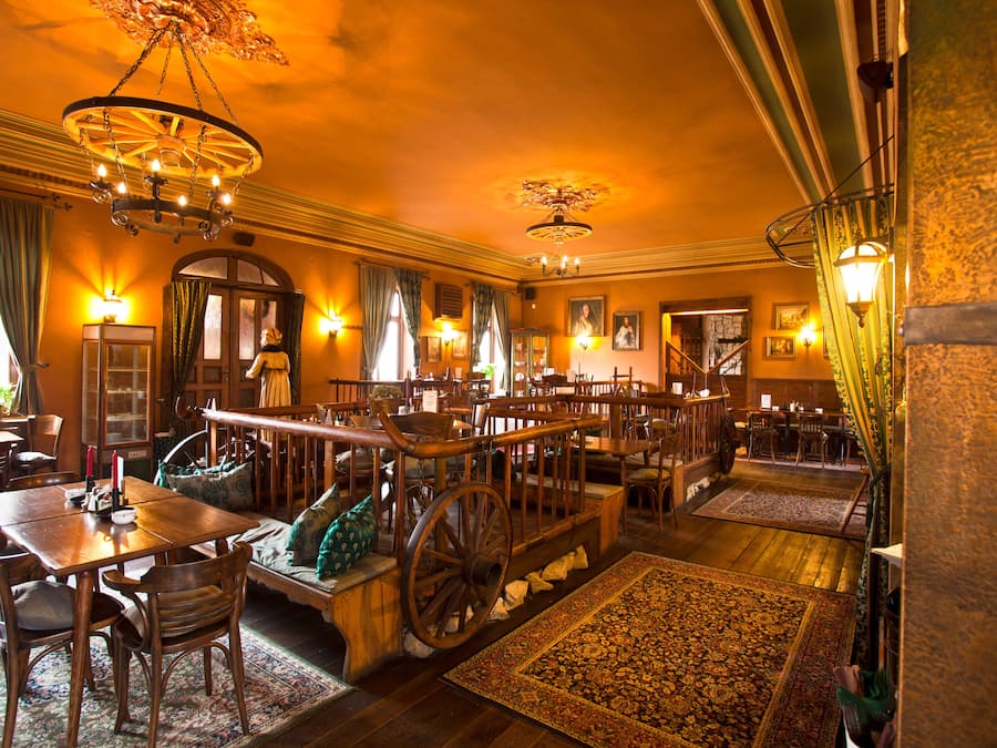 Lunch, dinner served; Regional cuisine, golf course views