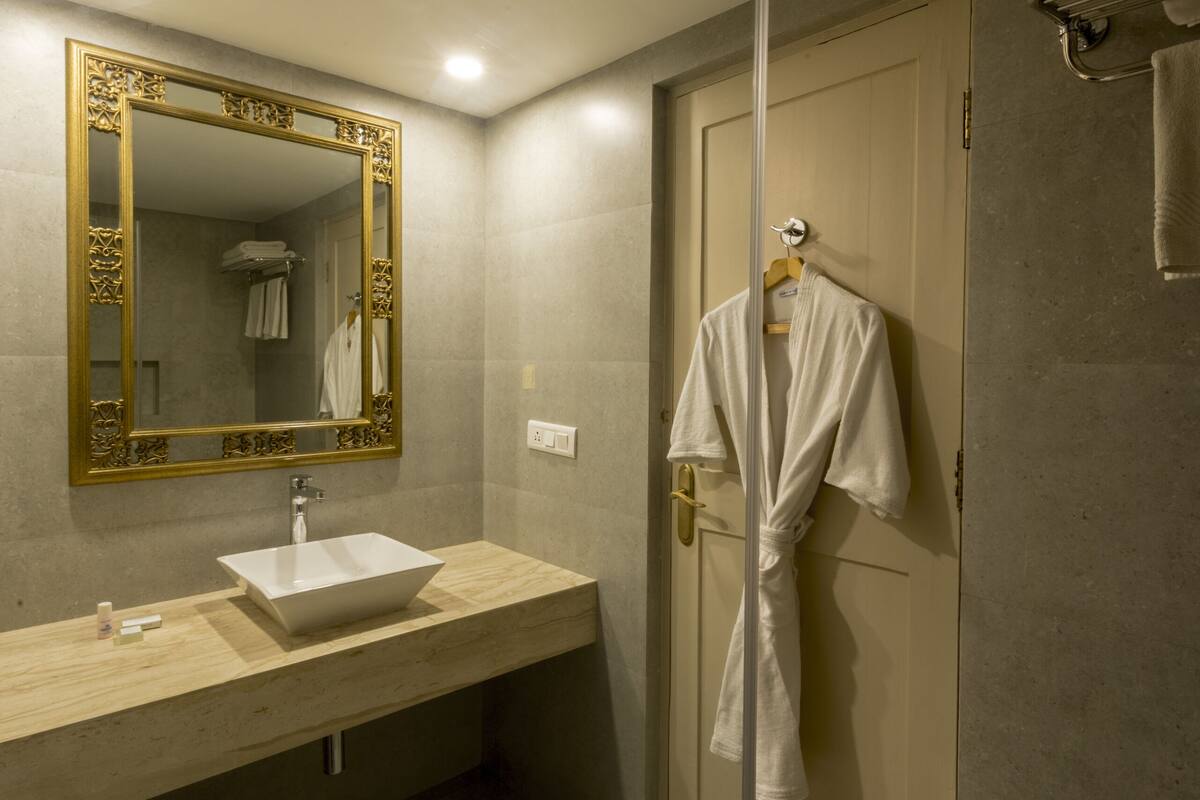 shower, free toiletries, towels