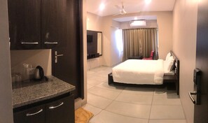 Habitació quàdruple Deluxe, 2 dormitoris, 2 banys | Escriptori, cortines opaques i roba de llit 