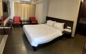 Skrivebord, blendingsgardiner og sengetøy