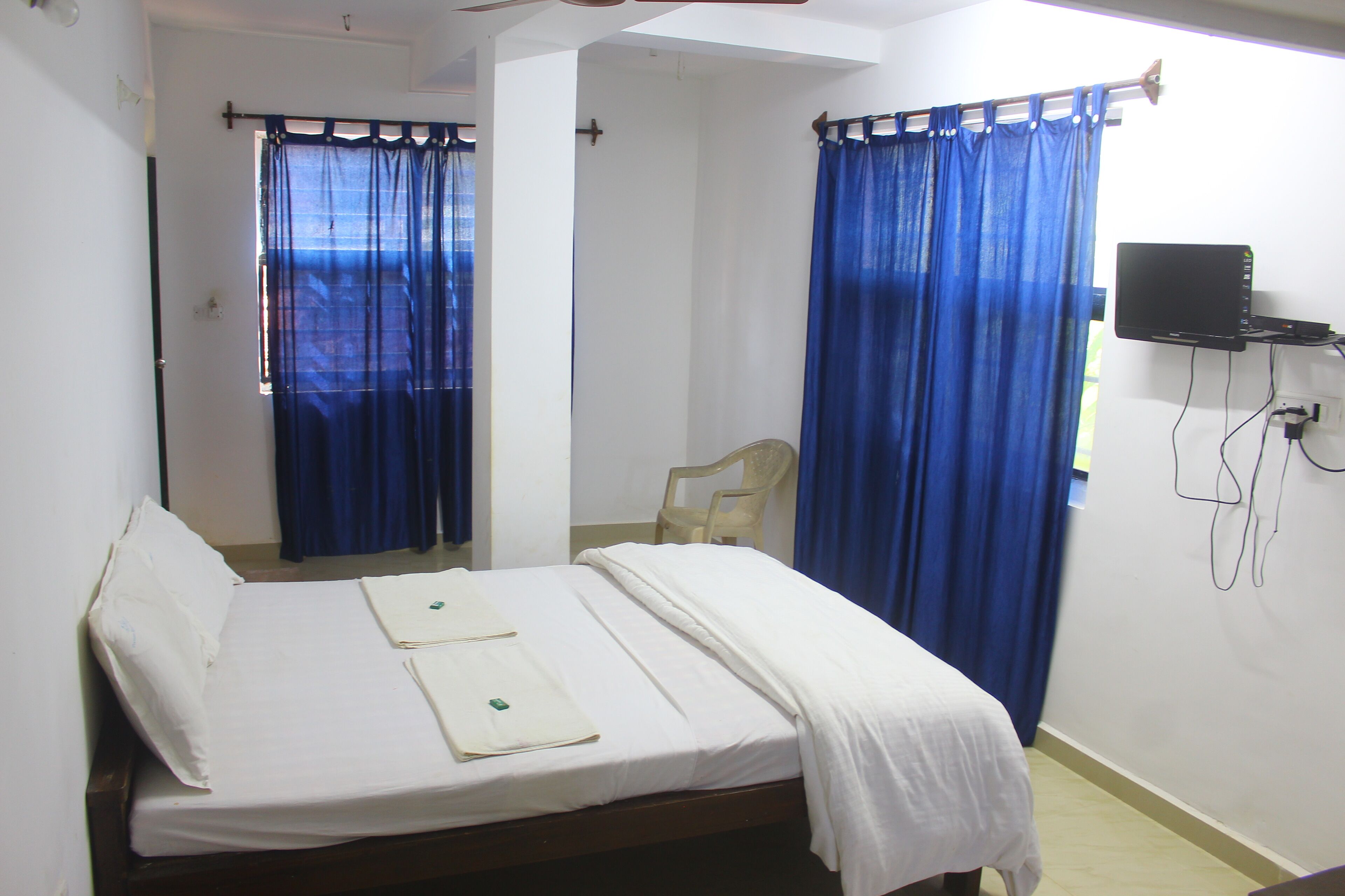 Habitación Deluxe (NON AC) | Escritorio y cortinas opacas