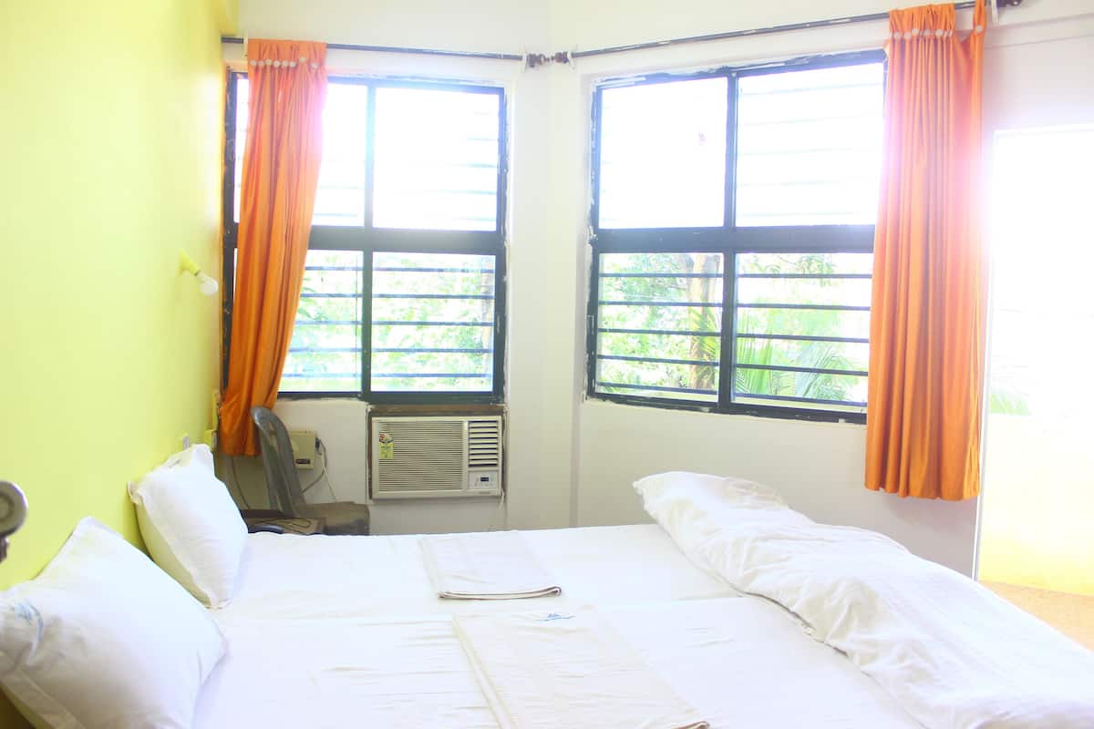 Deluxe Room | Meja, langsir/tirai gelap terus