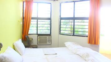 Quarto luxo | Escrivaninha, cortinas blackout