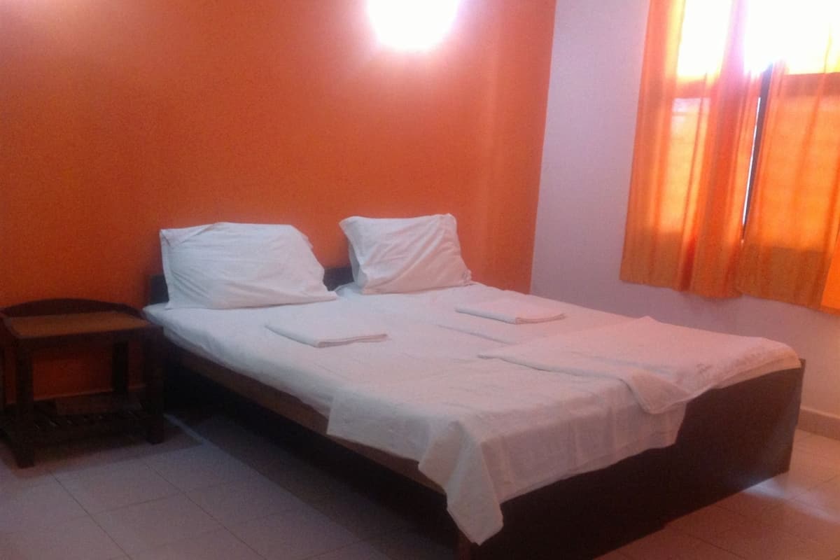 Room | Meja, langsir/tirai gelap terus
