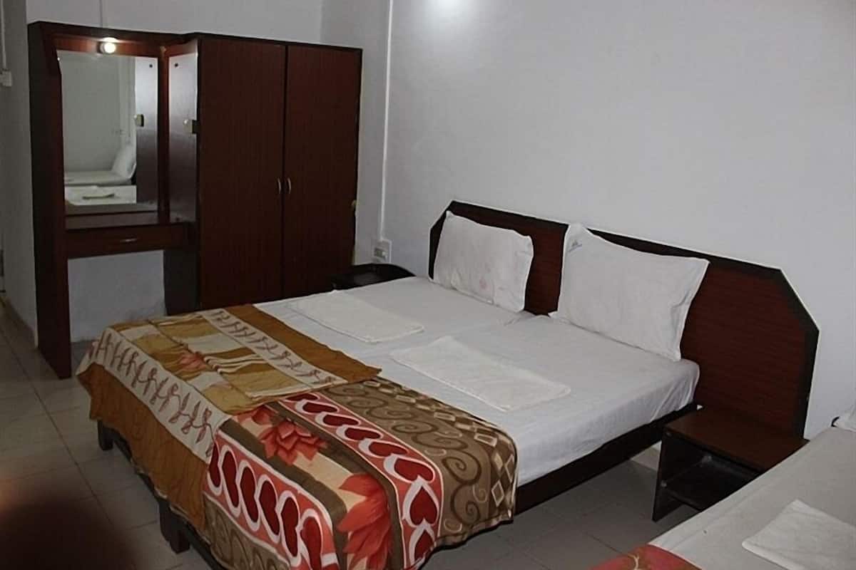 Standard Triple Room (NON AC) | Meja, langsir/tirai gelap terus