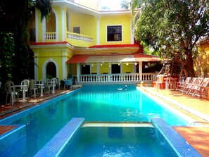 Outdoor pool - Poonam Village Resort (Anjuna)