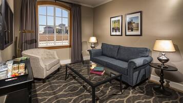 Roupas de cama premium, camas com colchões pillow-top, cortinas blackout