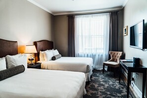 Quarto, 2 camas de casal | Roupas de cama premium, camas com colchões pillow-top, cortinas blackout