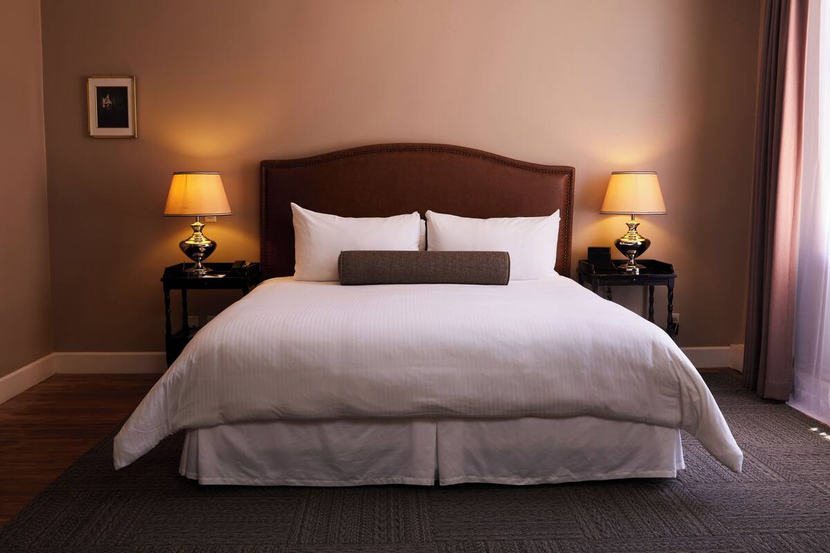 Standard Room, 1 King Bed | Premium bedding, pillowtop beds, blackout drapes