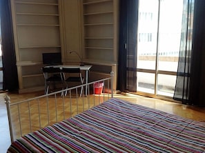 Desk, free WiFi
