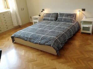 A bedroom with a bed, two bedside tables, a nightstand, a dresser, and a window with curtains. - Bologna Center Town (Bologna)