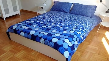 Habitación doble, baño compartido | Escritorio y wifi gratis