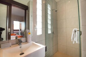 Habitación superior | Baño | Regadera, regadera tipo lluvia, secadora de cabello, toallas 