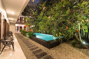 Outdoor pool, pool umbrellas, sun loungers - The Pavilion Kuta (Kuta)