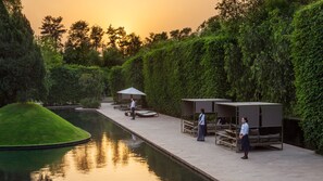 Premium bedding, down comforters, minibar, in-room safe - The Roseate New Delhi (New Delhi)